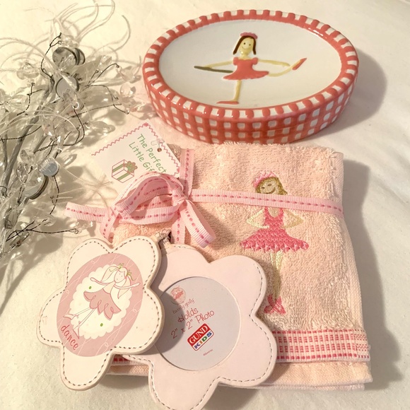 Ballet Bath Towel Soap Dish Set With Photo/ Mirror Keychain - Picture 2 of 16